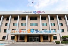 담임 머리채 잡은 초5 '강제 전학'...교사 고소한 부모는 '특별교육'