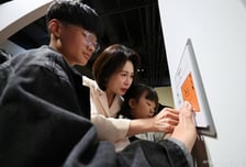 김혜경 여사 '훈맹정음 특별전' 참석…시각장애 학생들 "진짜 맞으세요?" 웃음꽃