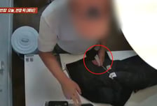 11만원 옷 사고 바코드 '띡'...봉투값 100원만 셀프 결제하고 튄 커플