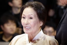 '85세' 김혜자 기침·부축까지...'건강이상설' 입 열었다