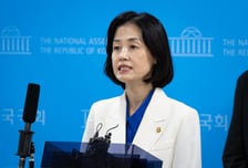 강제퇴거 외국인, 가만히 있어도 '퍽'…박은정 "기본권 박탈해선 안돼"