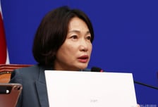 與서미화 "뚜렛증후군 장애인정에 나이 제한" 지적에…정은경 장관 답변