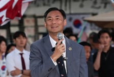 [단독]"출국정지 풀어달라" 모스 탄 신청 또 기각…변호인단 전원 해임