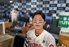 롯데 선배 은퇴식마다 3타점 폭발! '이적생' 전민재의 특별한 작별 "항상 먼저 다가와준 민성 선배, 정말 감사했다"