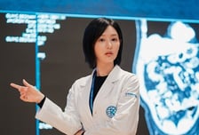 '닥터X' 김지원, ‘수술방의 미친 계’ 첫회부터 몰아친다... 대파란 예고!