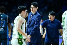 '친정팀 KCC 격파' 눈시울 붉힌 이규섭 감독 "많은 생각 지나가... 항상 감사한 마음 크다" [부산 현장]