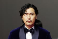정우성, '절친' 이정재와 세운 회사 이사직 돌연 사임…무슨 일?