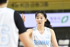 [청주 현장] "신지현 늘 믿는다" 최윤아 감독의 절대 신뢰... 어린 신한은행 중심엔 '베테랑 캡틴' 있다