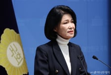 李 대통령 부모 묘소 찾은 이진숙 "농지에 묘 조성…대통령은 법 위에 있나"