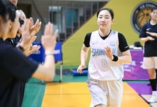 [청주 현장리뷰] '첫 4강에 3위까지 따냈다' 김지영 트리플더블급 활약... 신한은행, KB 완파하고 박신자컵 유종의 미