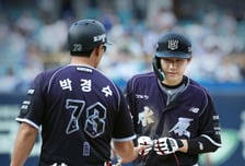 '실화냐' 볼넷에 최원준 배트 내동댕이→전원 집합→눈물 쏟아, 대체 왜?... 최다 안타 타이틀 경쟁이 이렇게 되다니