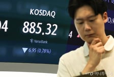 또 'AI 거품론'...반도체 매도 압력, 삼전닉스 약세