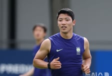 "불편하다" 공항서 입 닫은 황희찬, 복귀전서 '11분' 짧게 출전 "슈팅 0·경고 1"... 샬케, 1-2 뼈아픈 역전패