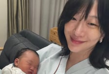 샤넬 패션쇼서 임신 공개…모델 최소라, 딸 품에 안고 '엄마 미소'