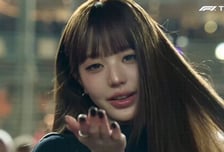 장원영 나오자 화면이 멈췄다 "카메라맨도 반한 거 아냐?"... F1 등장에 해외 화제, '클로즈업→손키스' 현지 매체도 주목