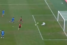 "살다 살다 이런 장면 처음" 축구공 2개가 동시에 골문으로! 中 팬들도 빵 터졌다 "그럼 2점 아닌가?"