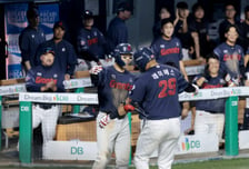 [포토]고승민 두 팔 벌려 축하 '세번째 안타는 홈런이다!' 최다안타 레이예스