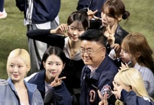 [포토] '이순간을 영원히' 두산치어리더들과 잠실구장 마지막 기념사진 찍는 김태룡 단장