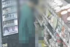 [영상] 편의점 진열대에 소변 보고 '부르르'…"물인 줄 알고 만졌는데"