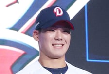 '김도영도 넘었다' 두산 1R 김지우, 'ML 20억 거절→5억에 신인 계약'...  'KBO 우타 야수 최고액' 경신