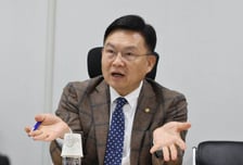 대치동 학원가서 커피 마시는 청소년들…식약처 "논의할 때 됐다"