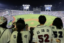 "굿바이 잠실야구장"… 44년 추억 안고, 역사 속으로 '홈인'