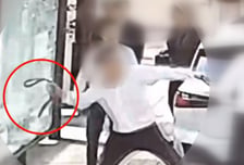 "벨트까지 풀어 퍽퍽" 외제차 매장 직원 폭행...K뷰티 유명인사 체포