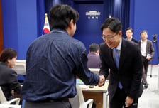 "인재풀이 좁나, 난파선을 거부하나"…정점식, 靑 비서실장 직격