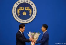 李대통령, 임광현 비서실장에 임명장 수여…강훈식 실장에 '공로패'