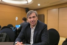"미들블로커도 리시브해야 한다" 세계적 명장이 강조한 강팀의 조건, 현대캐피탈은 어떻게 달라지고 있나
