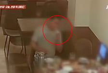 바닥에 침 뱉고 담배 '뻑뻑'...술취한 중국인들 식당 민폐