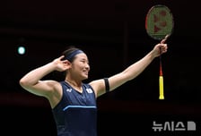 "배드민턴 神은 무릎 꿇고도 막아낸다" 승률 98.3% 진기명기... 안세영, 덴마크오픈 8강 안착 '11관왕 대기록 시동'