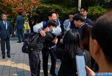 李대통령, 모교 중앙대 방문…'과잠' 입고 "의에 죽고 참에 사는 의혈 중앙 응원"