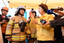 추미애, 부천 공장 화재 현장서 "부상 소방관 회복 지원 최선 다할 것"