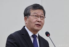 與 "노사관계, 대립서 타협으로 제도화"…野 "사용자성 판단 모순에 혼란"