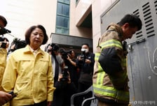부천 화재 공장에 '인화성 물질 180여통'...순직 소방관, 19일 영결식