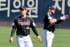 [포토] '기아와의 1차전 준비하는' 오지환
