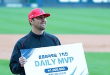 [한번에쓱] 김도영 따돌리며 준PO1차전 MVP '7이닝 1실점 호투' 네일