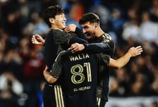 손흥민이 꼭 끌어안았다! 동료 프리킥 환상골에 '와락'... 그러나 LAFC 리드 못 지키고 1-1 무승부