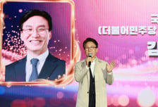 김민석, 가수 흰 공연 도중 인사말…與 "갑작스러운 호명에 무대 올라"