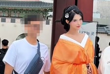 '국적불명' 한복에 중국 옷 입는 관광객까지…골머리 썩는 경복궁