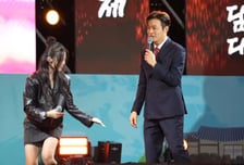 여가수 공연 끊고 김민석 등장...소속사 "어떤 상황에도 최선"