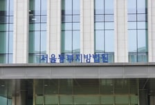 갑자기 옷 다 벗었다...도로 위 '나체 소동' 20대 남성, 무슨 일?