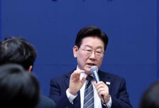 李대통령 "저쪽 의원 빼서 정계개편? 쌍팔년도 정치…타당성 없어"