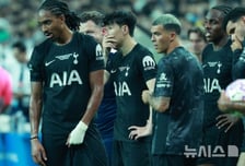 손흥민도 놀라 '입틀막', 고별전 당시 쓰러졌던 '절친' 무려 18개월 만에 부활포... 토트넘 '탈꼴찌 성공'