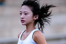 "생리 터져 피 흘리며 달렸다" 육상 여신의 진정한 투혼... "다리에 피 묻은 채 17km 더 달려" 마라톤 완주