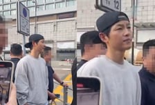 "송혜교랑..." 팬이 한 말 들은 송중기...얼굴 찌푸린 이유