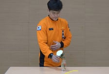 말 한마디 없이 '빨대' 뽑고 국화꽃…현직 소방관 뼈 있는 추모에 '울컥'