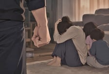 애들 앞 폭행→셔츠 찢고 자작극한 남편...이혼 요구에 "돈 버는 내가 양육"