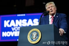 '지지율 31% 최저' 트럼프, 중간선거 4억달러 쏟아붓고 반전 노린다